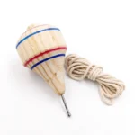 Trompo Chileno Tradicional de Madera - Diseño Tricolor - Imagen 3